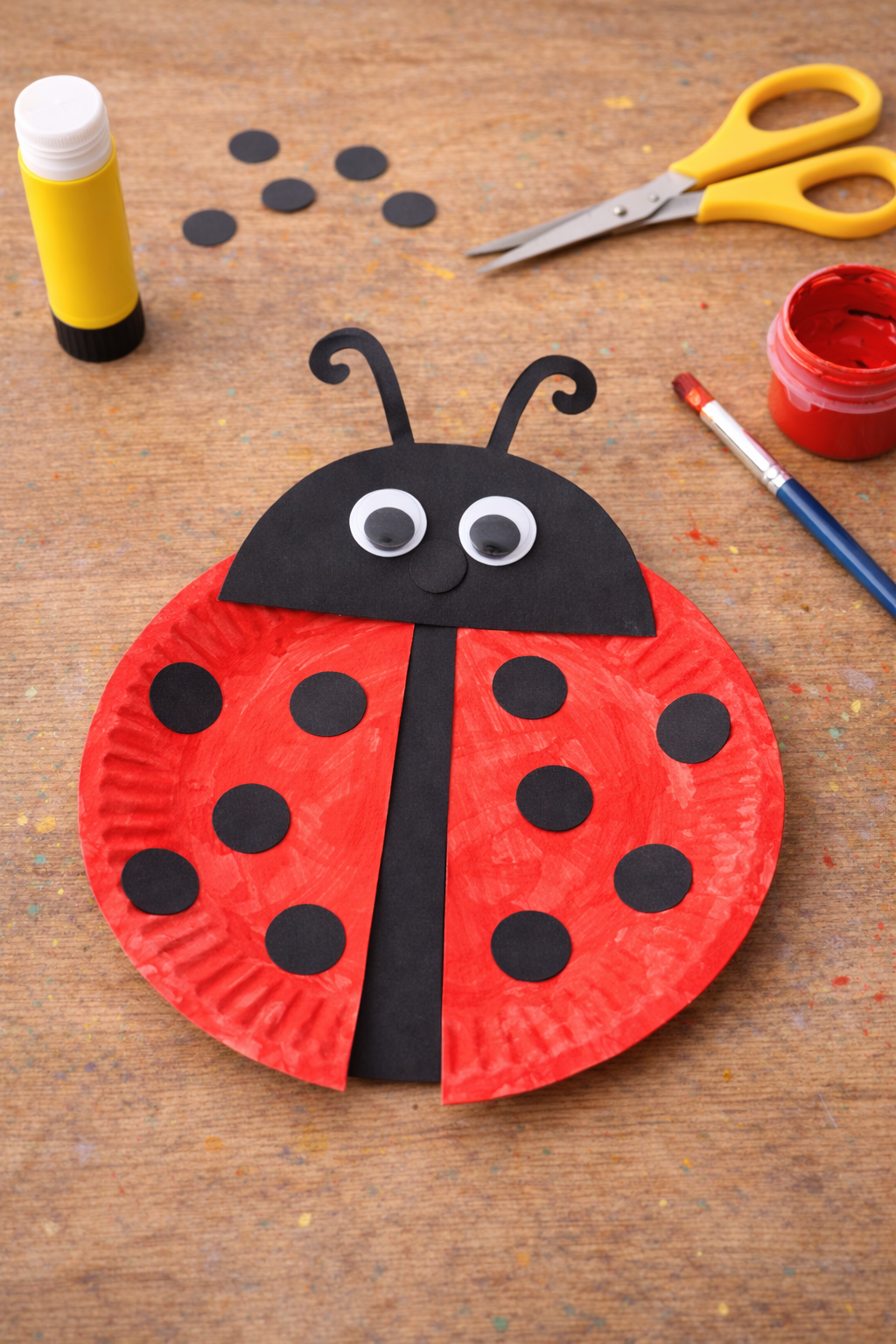 einfache Bastelidee: Marienkäfer aus Pappteller