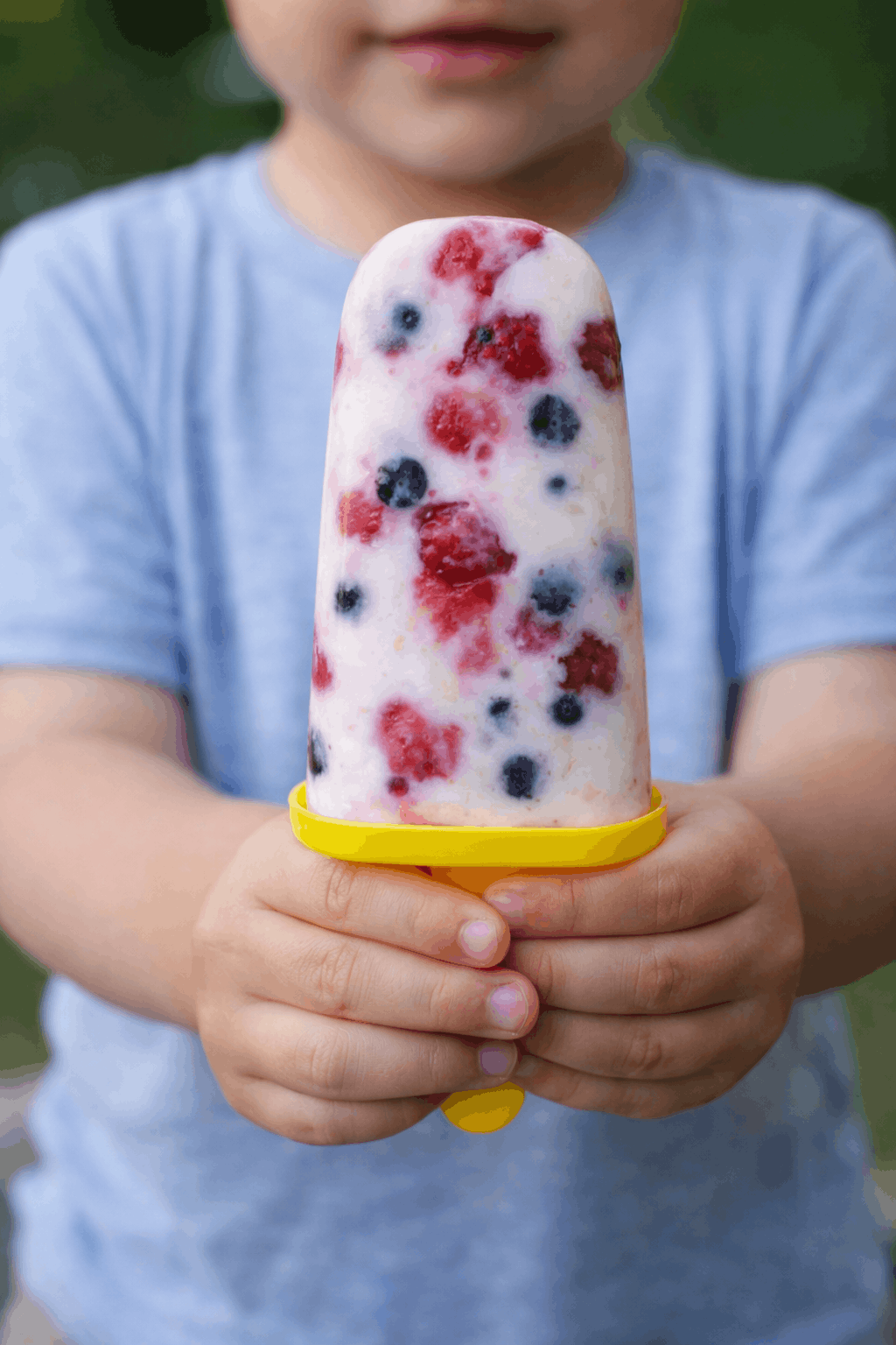 Einfach selbstgemachtes Joghurt-Beeren Eis am Stiel.