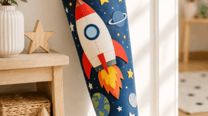 Rakete: Schultüte mit Raketen-Motiv und Sternen – Weltraum-Schultüte zur Einschulung