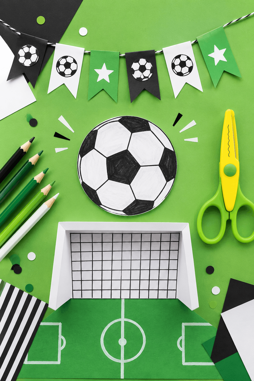 Verschiedene Fußball-Bastelideen aus Papier arrangiert – Fußball basteln mit Kindern für zuhause und Kita
