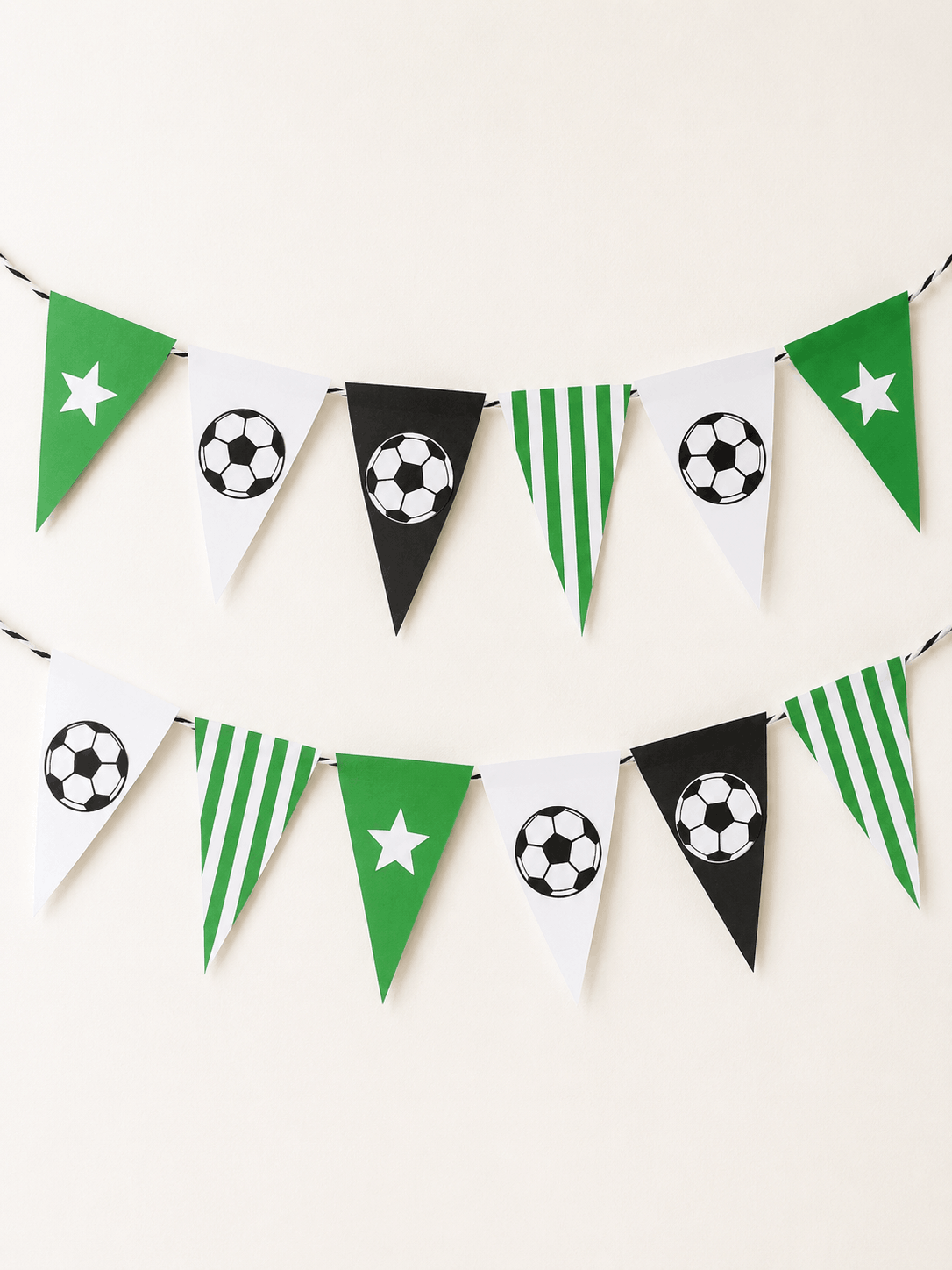 Selbstgebastelte Wimpel-Girlande in bunten Farben – Fußball basteln für die WM mit Kindern