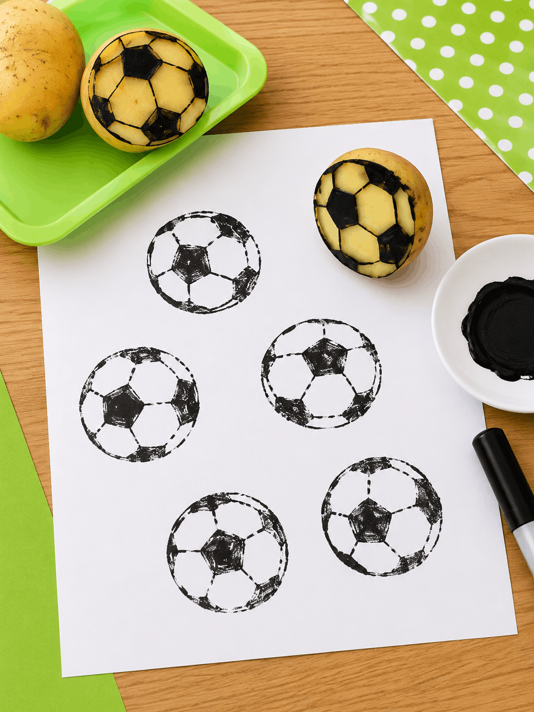 Kartoffelstempel in Fußball-Optik auf Papier – einfache Druck-Bastelidee für Kinder