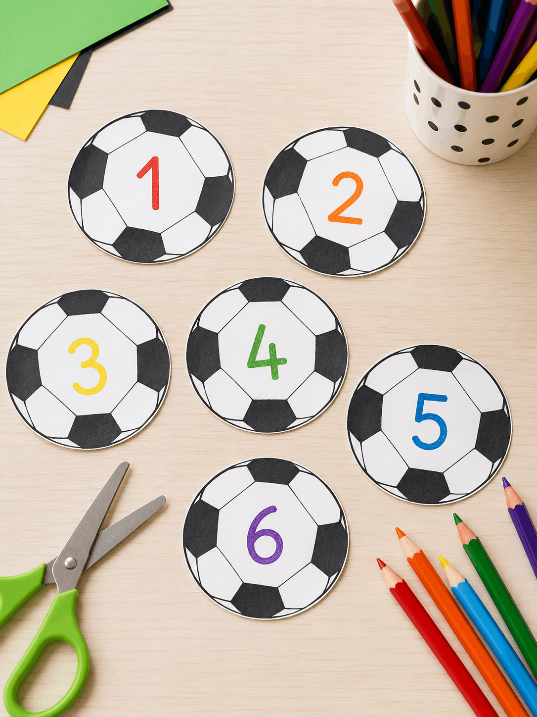 Papier-Fußbälle mit Zahlen zum Ausschneiden – Fußball basteln mit Lerneffekt für die Vorschule
