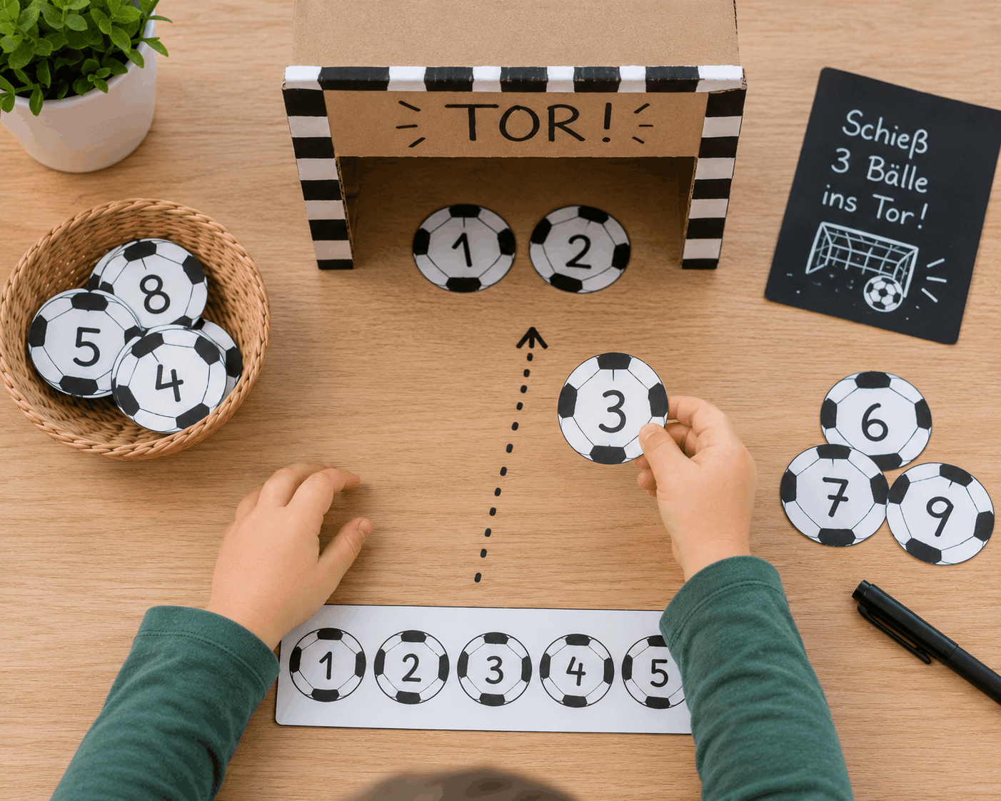 Kinderhände sortieren und zählen ausgeschnittene Papier-Fußbälle mit Zahlen vor einem selbstgebastelten Tor. Spielerisches Mathe-Lernspiel im Fußball-Design.