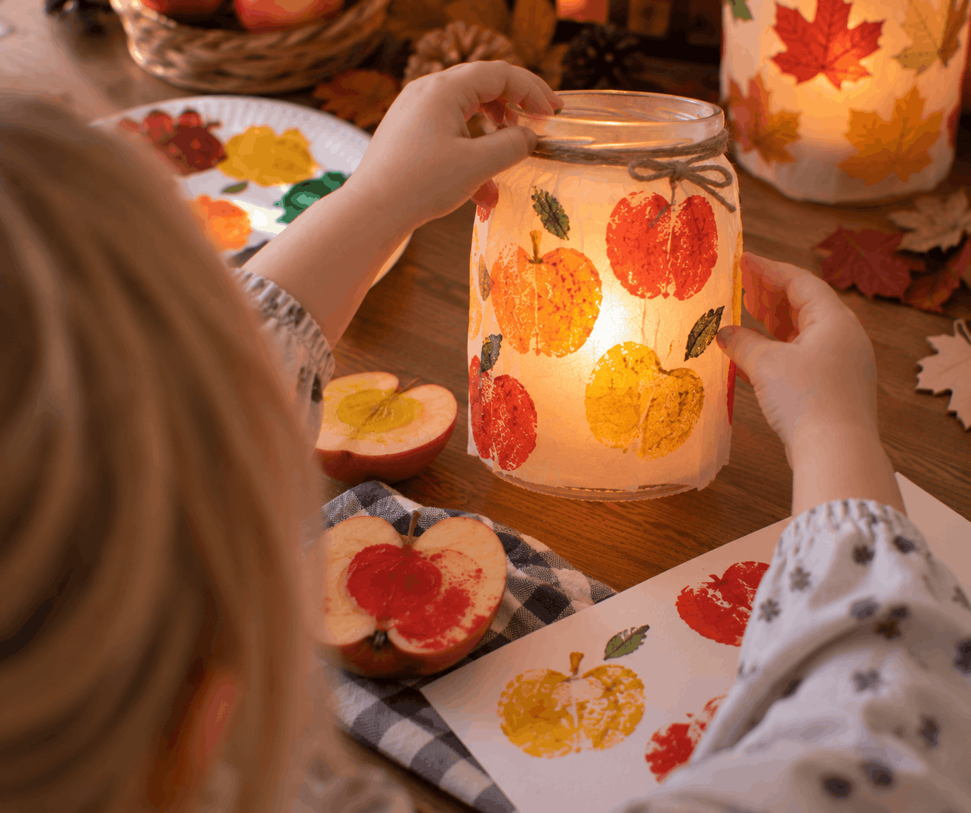 Gemütliche Herbstlaterne / Herbstwindlicht mit Apfeldruck