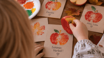 Herbstliche Grußkarten aus Apfeldruck basteln