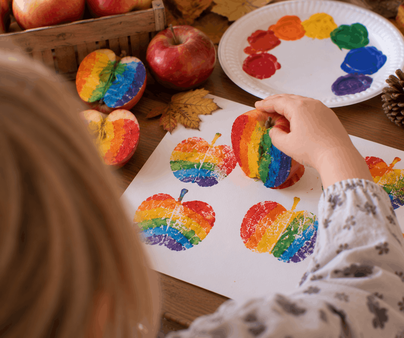 Herbstliches-Apfelstempeln mit Regenbogenfarben