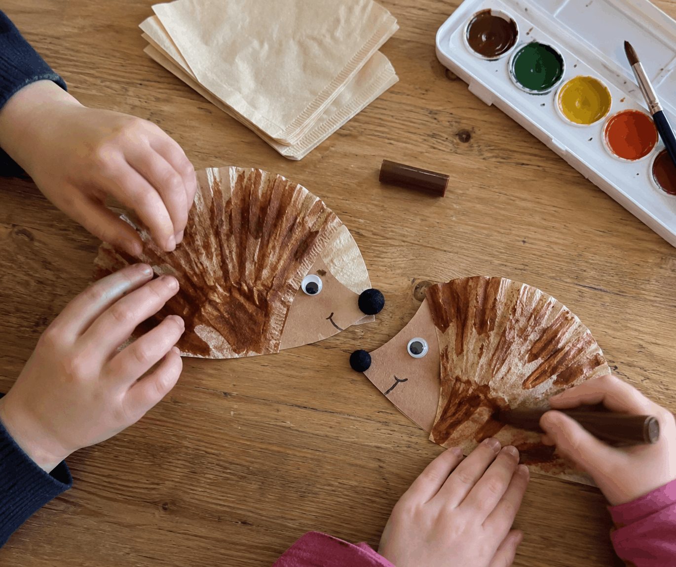 kleine Igel aus Kaffefilter Bastelidee für Kinder