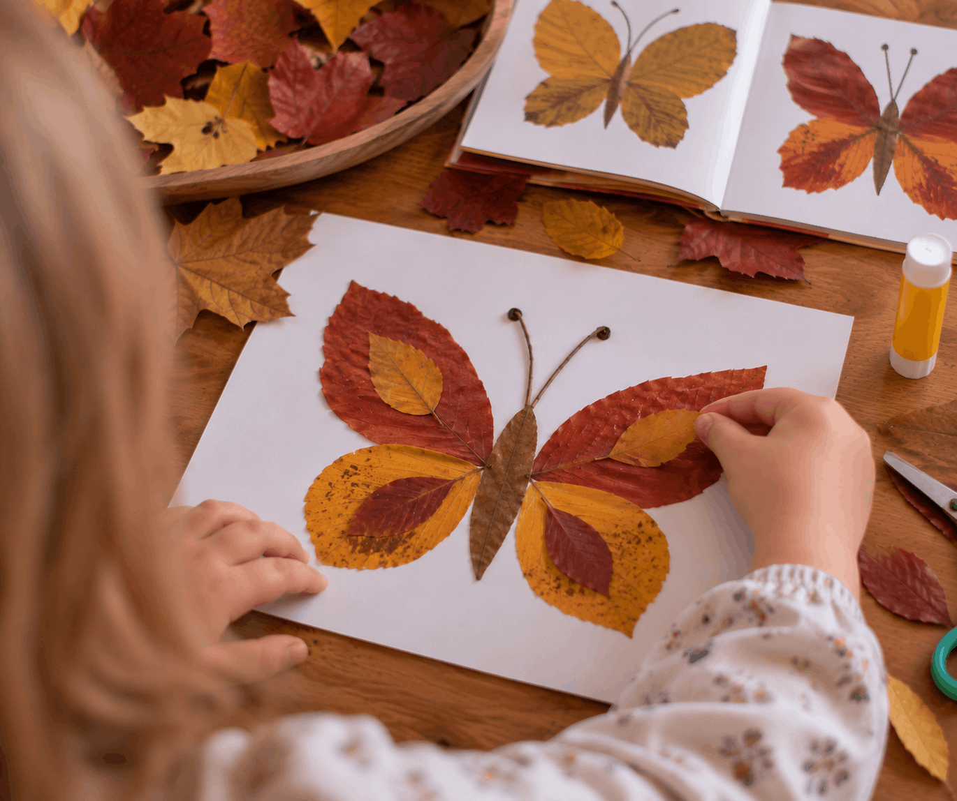 Schmetterling basteln aus gepressten Blättern