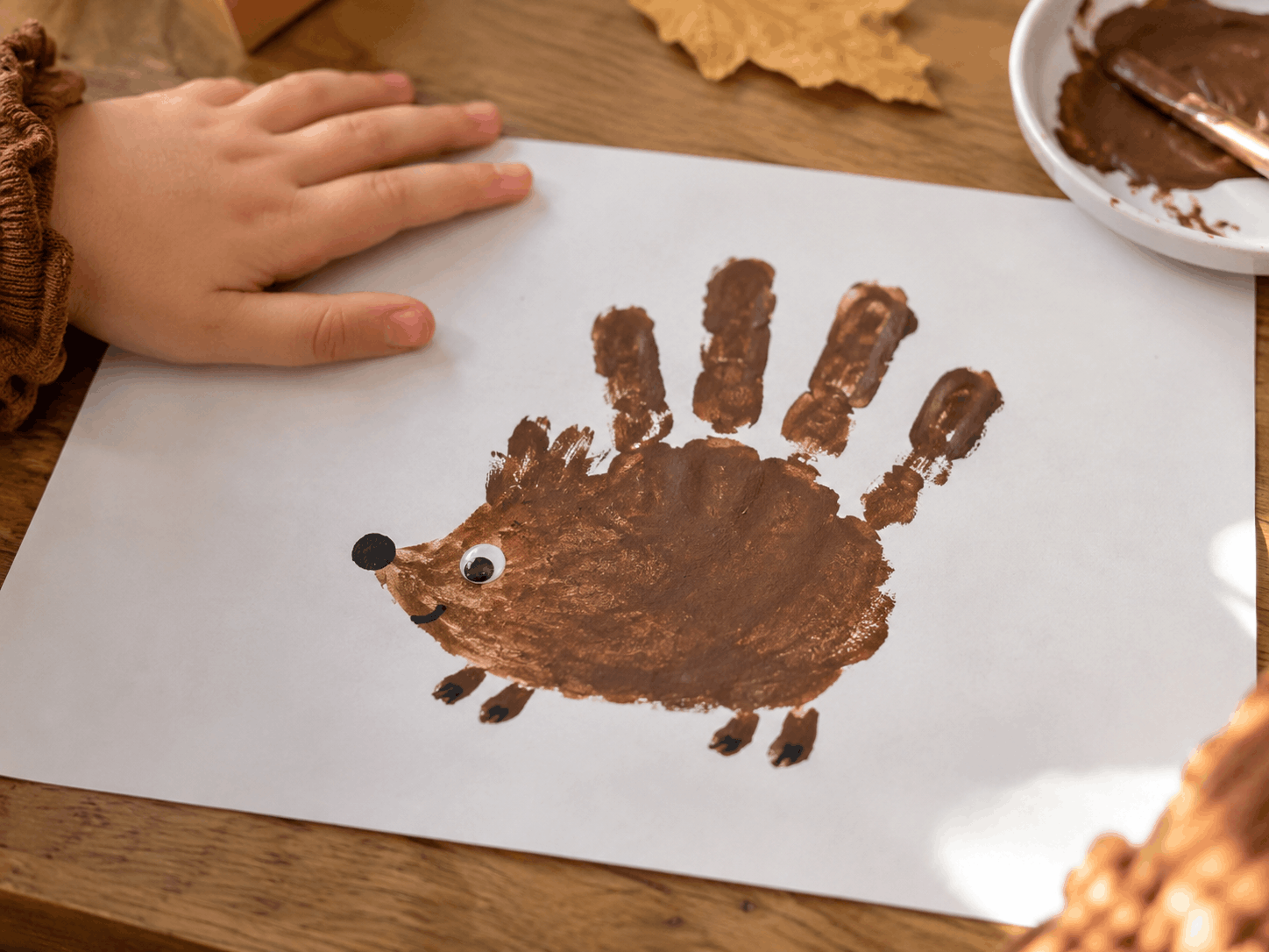 Igel aus einem Handabdruck Bastelidee für Kinder