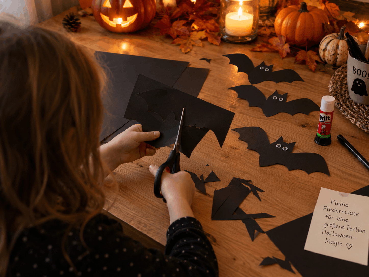 Halloween Bastelideen: Fledermäuse aus Tonpapier basteln mit Kindern