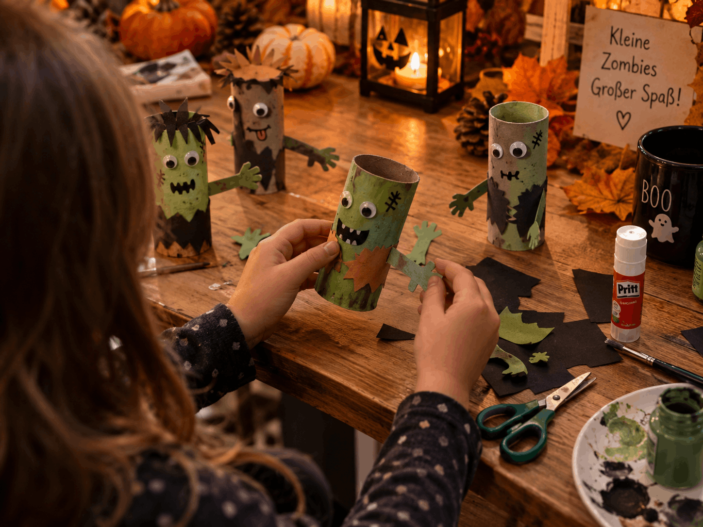 Halloween Bastelideen: Zombies aus Klorollen basteln mit Kindern