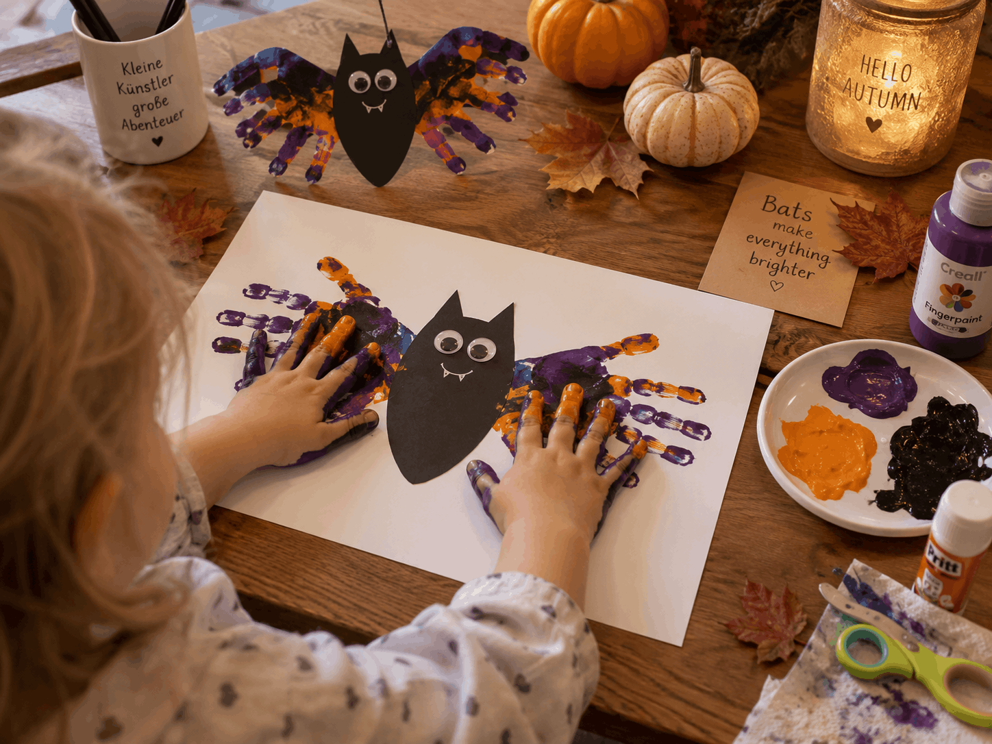 Bastelidee zu Halloween: Fledermaus Handabdruck für Kinder