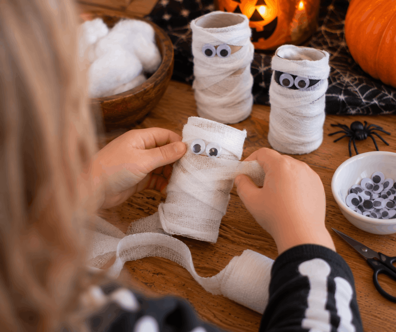 Halloween Bastelideen: Mumien aus Klorollen basteln mit Kindern