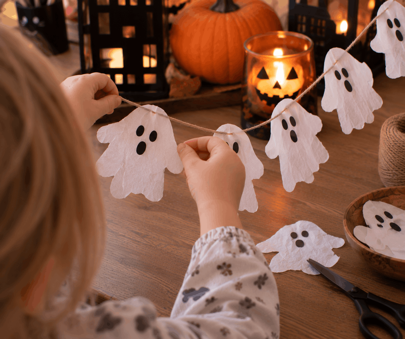 Halloween Bastelideen: Gespenstergirlande für Halloween basteln mit Kindern