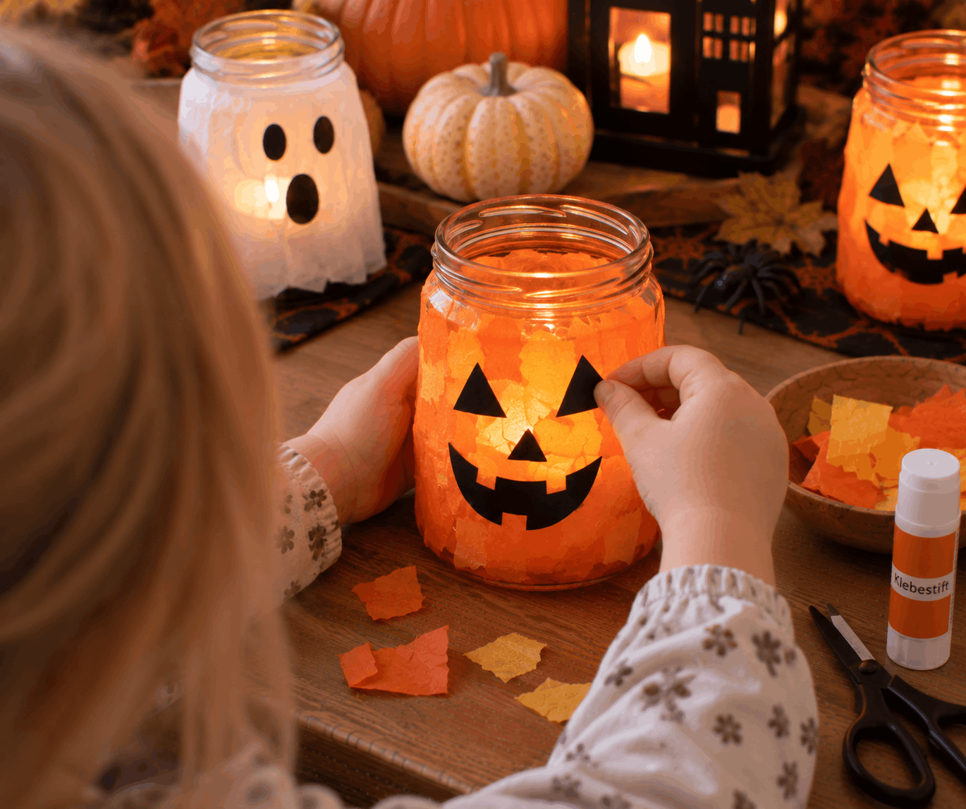 Halloween Bastelideen: Kürbiswindlicht aus Glas basteln mit Kindern