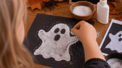 Halloween Bastelideen: Gespenst Salzbild basteln mit Kindern