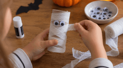 Bastelidee Mumie aus einer Klopapierrolle für Halloween mit Kindern