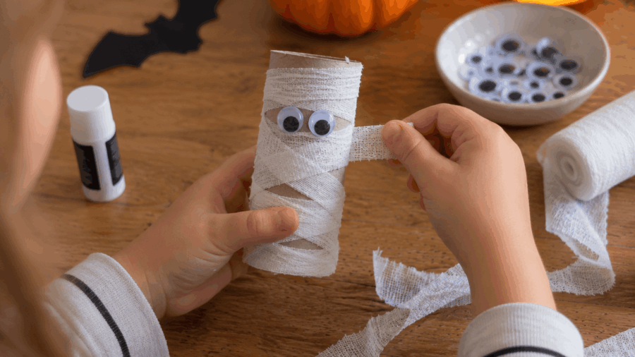 Bastelidee Mumie aus einer Klopapierrolle für Halloween mit Kindern
