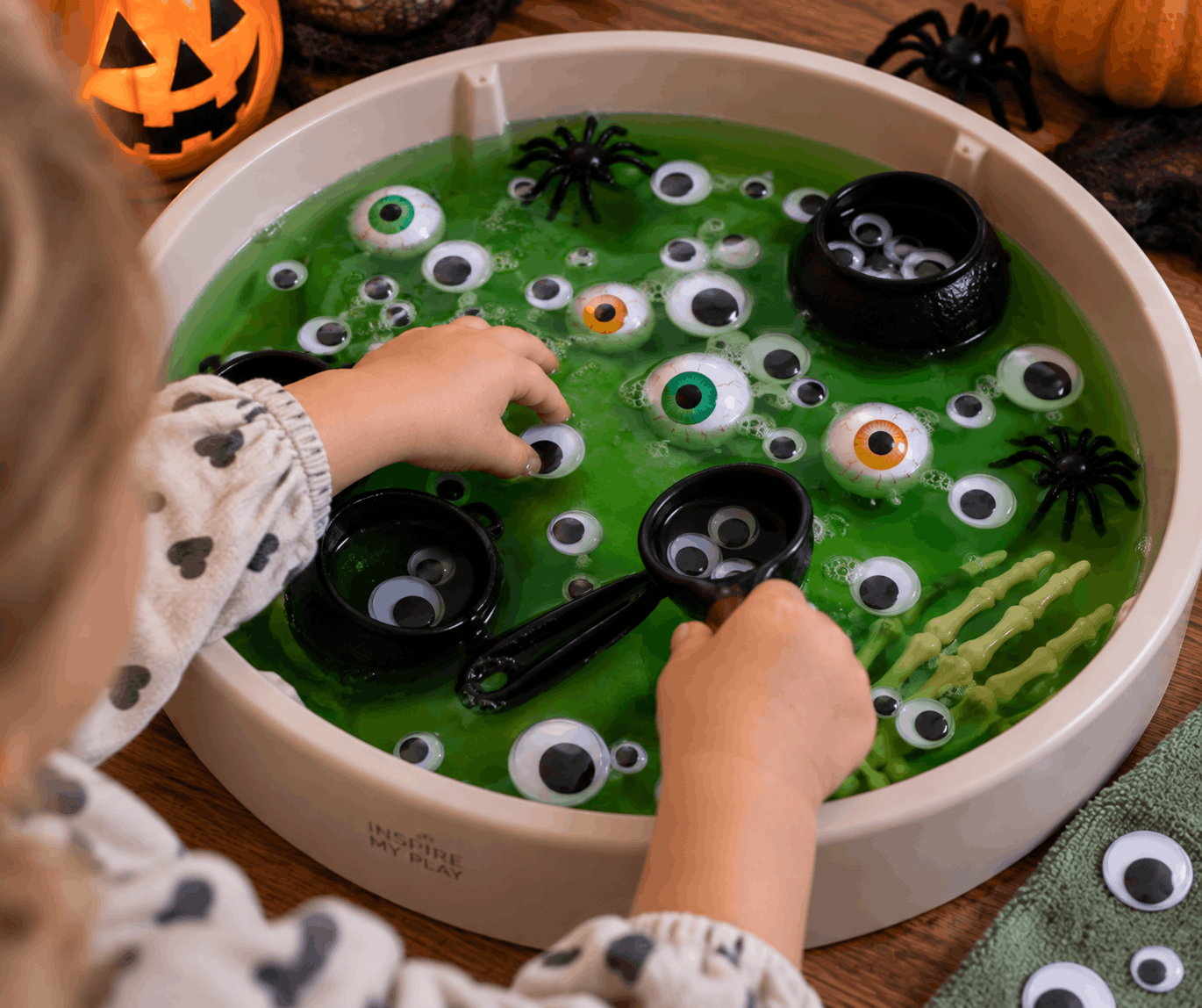 Monsteraugen-Sensory Play aus gefärbten Wasser und Augen