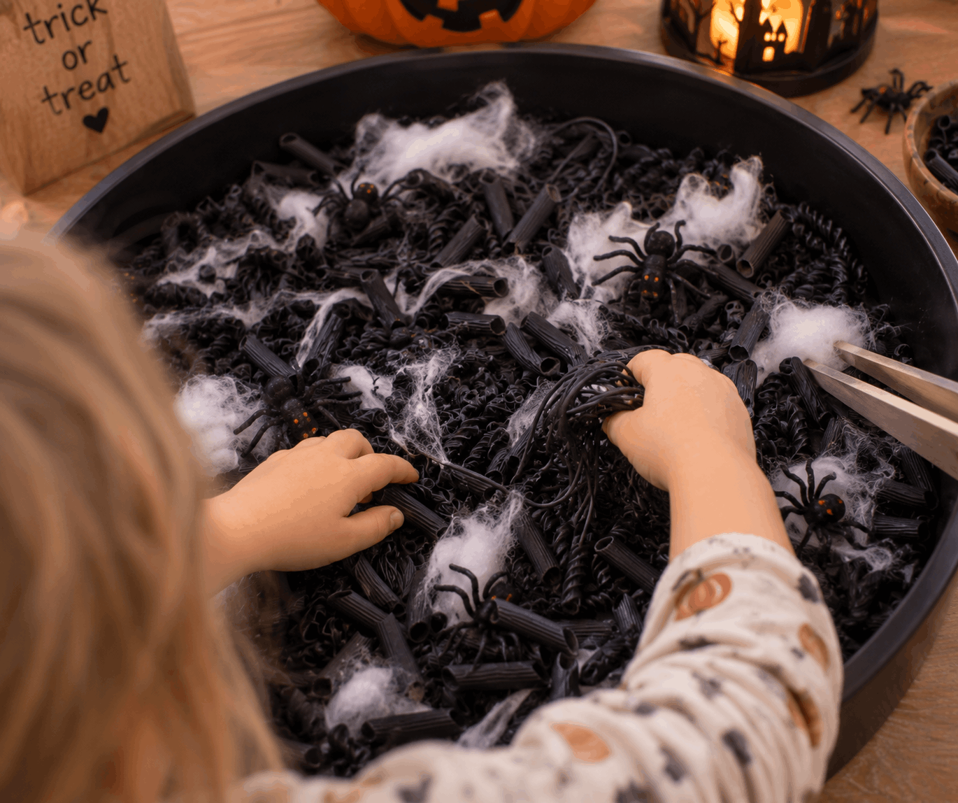 Spinnennetz Sensory Play aus Nudeln