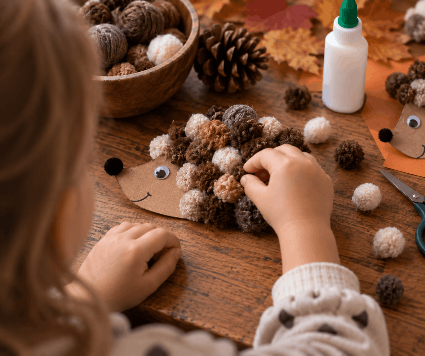 Igel aus Papier und Pompons Bastelidee für Kinder