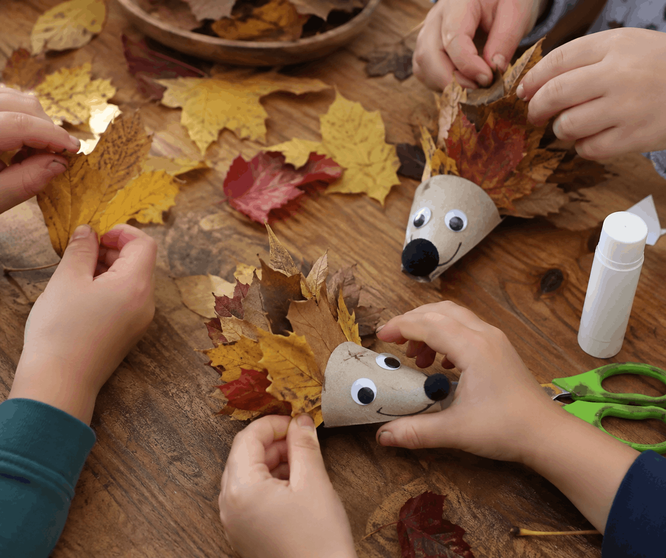kleine Igel aus Klorollen und Blätter Bastelidee für Kinder