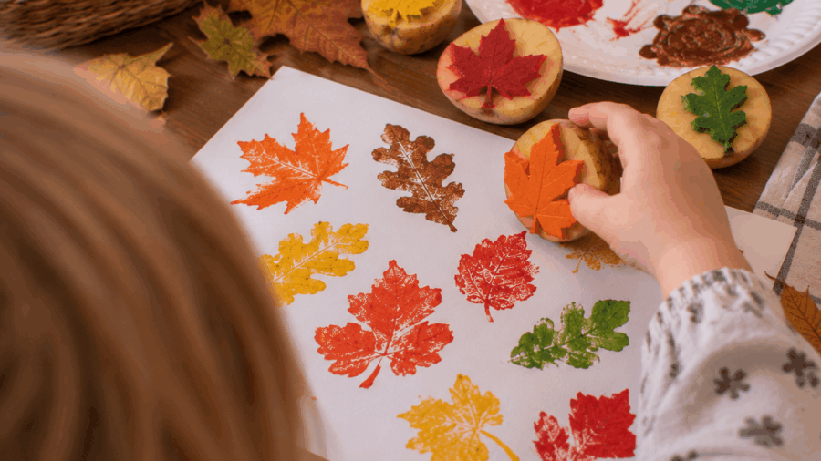 Herbstblätter stempeln mit Kindern aus Kartoffeldruck