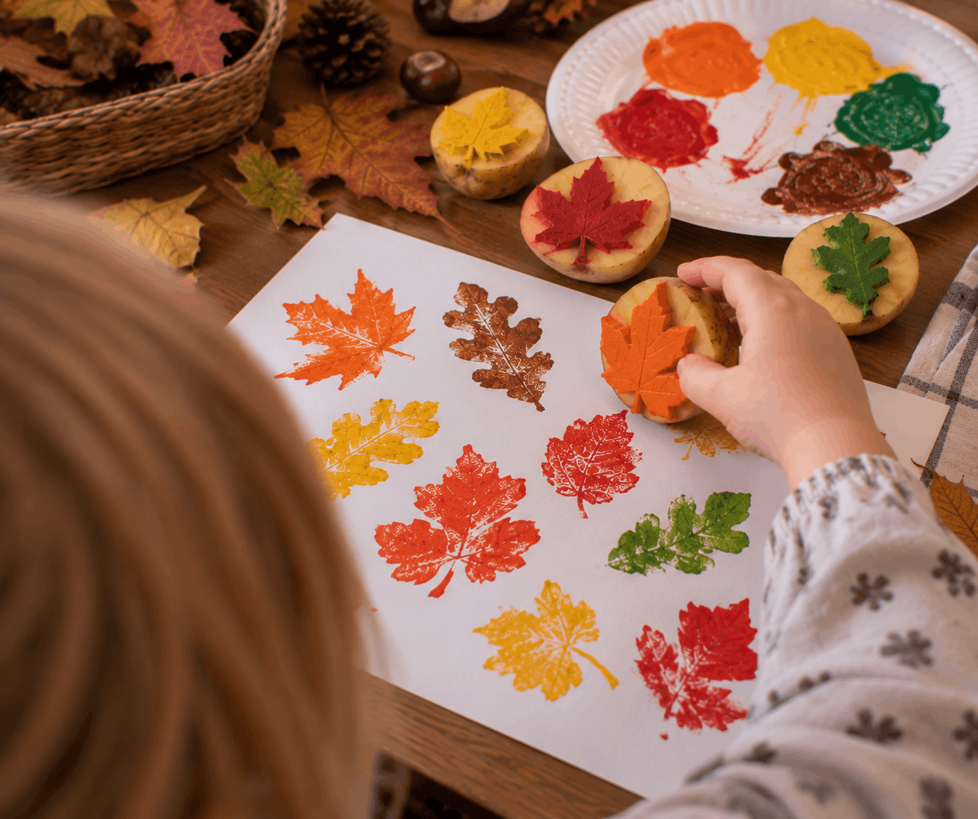 Herbstblätter stempeln mit Kindern aus Kartoffeldruck