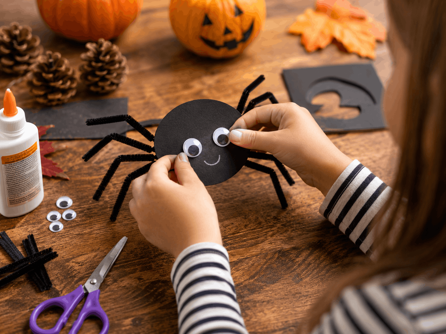 Halloween Bastelideen: Spinne aus Tonpapier basteln mit Kindern