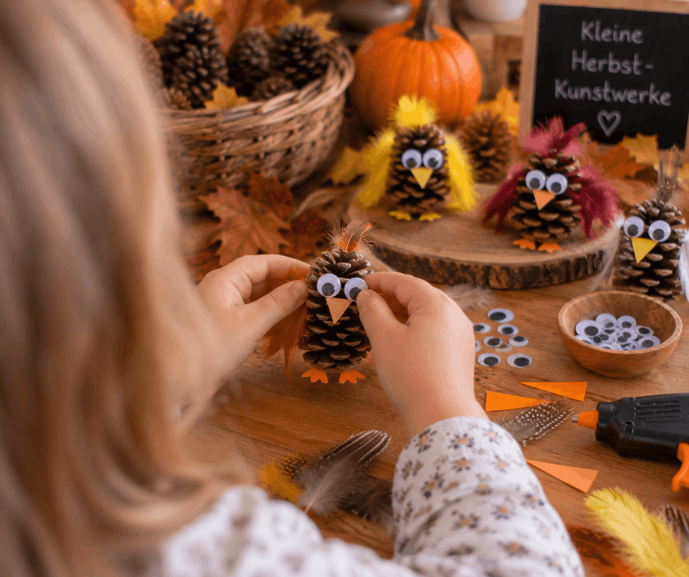 Herbst Bastelideen: Vögel aus Tannenzapfen basteln mit Kindern