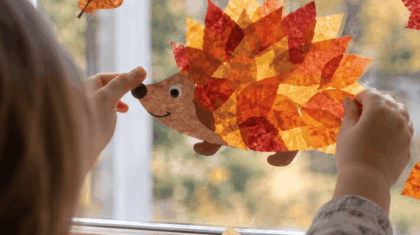 Igel Fensterbild aus Transparentpapier, Bastelidee für Kinder