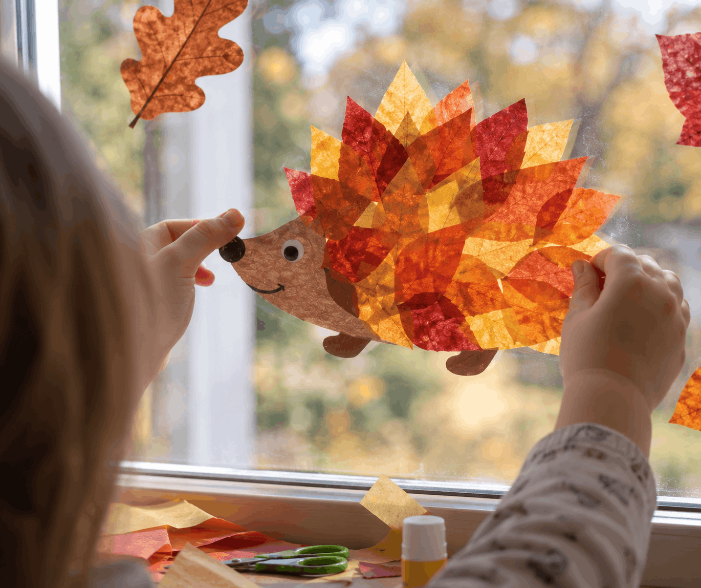 Igel Fensterbild aus Transparentpapier, Bastelidee für Kinder