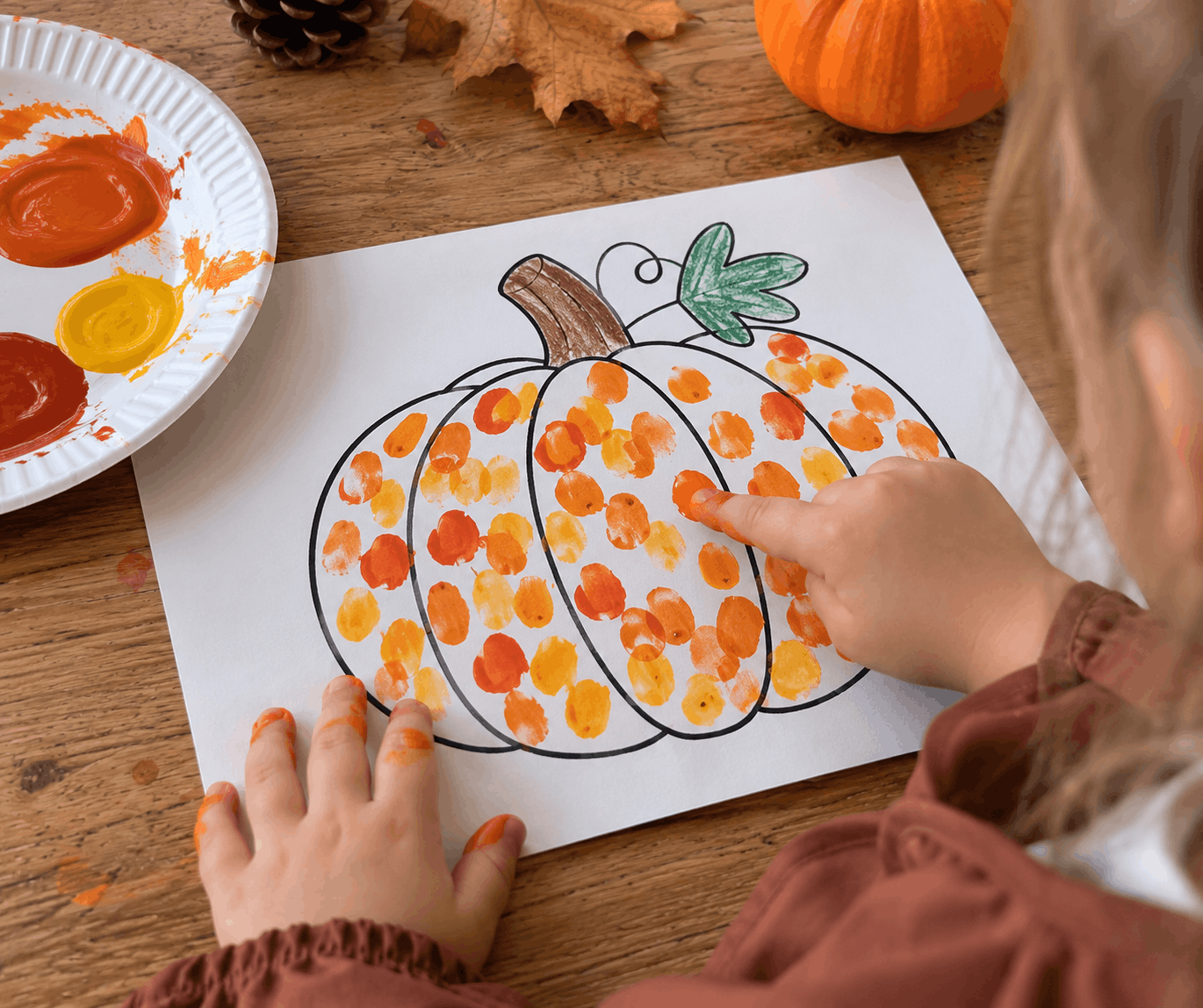 Bastelidee für Halloween und Herbst. Kürbis mit Fingern bestempeln