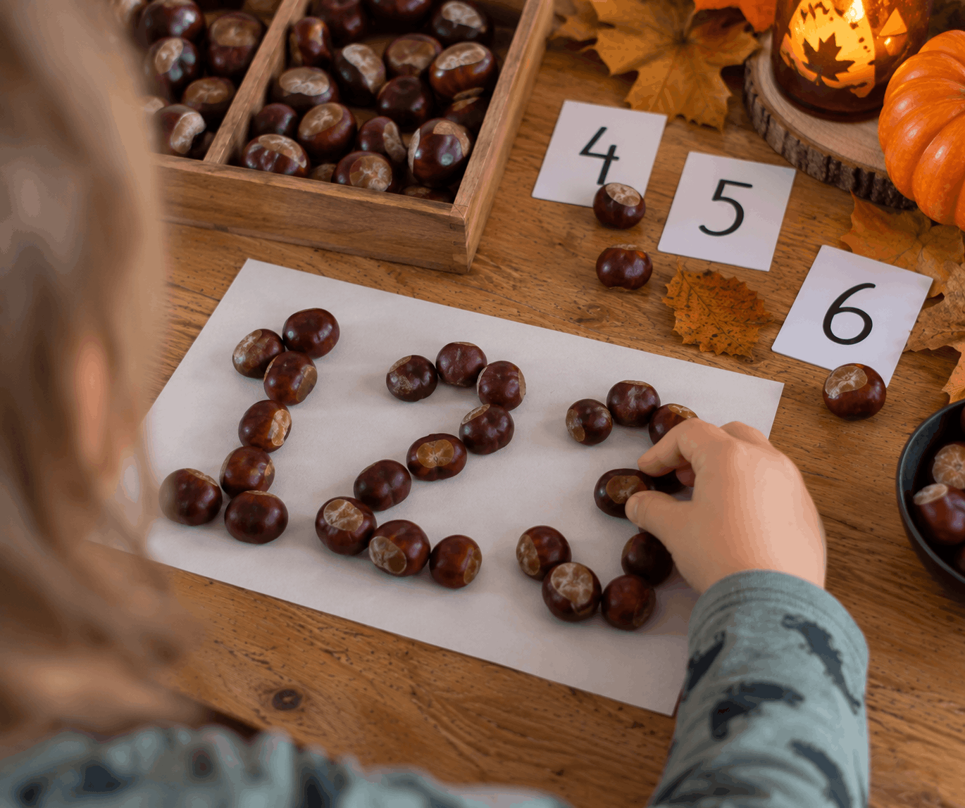 Spielidee für Kinder mit Kastanien - Zahlen legen 