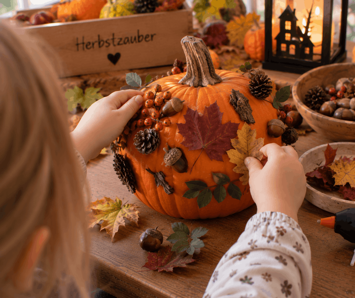 Kürbis gestalten mit Naturmaterialien mit Kindern