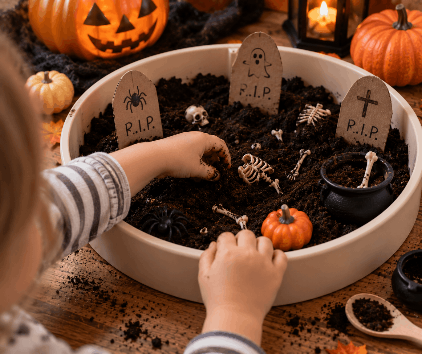 Gruselfriedhof aus Kaffeesatz -Sensory Play für Kinder