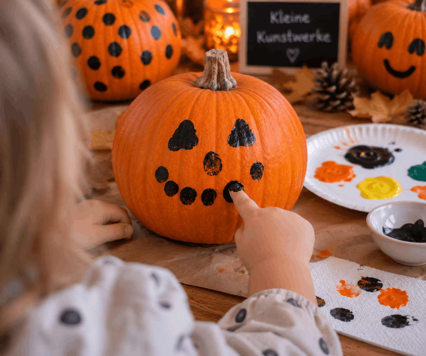 Kürbis bemalen den Fingerabdrücken und mit Kindern