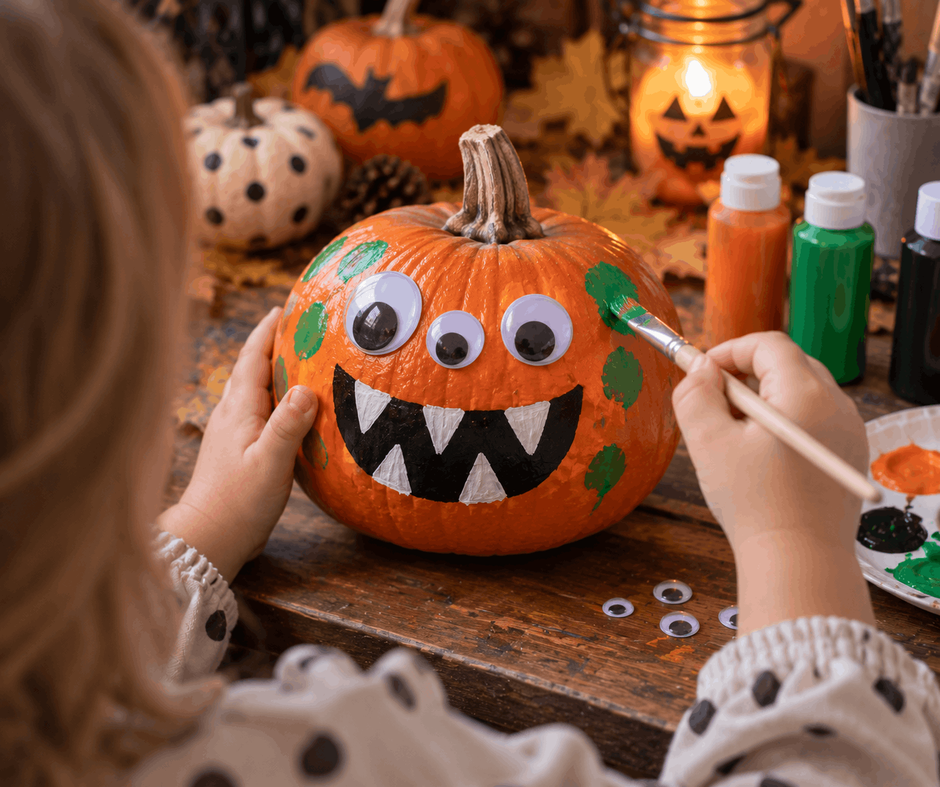 Kürbis Monster mit Farbe bemalen mit Kindern