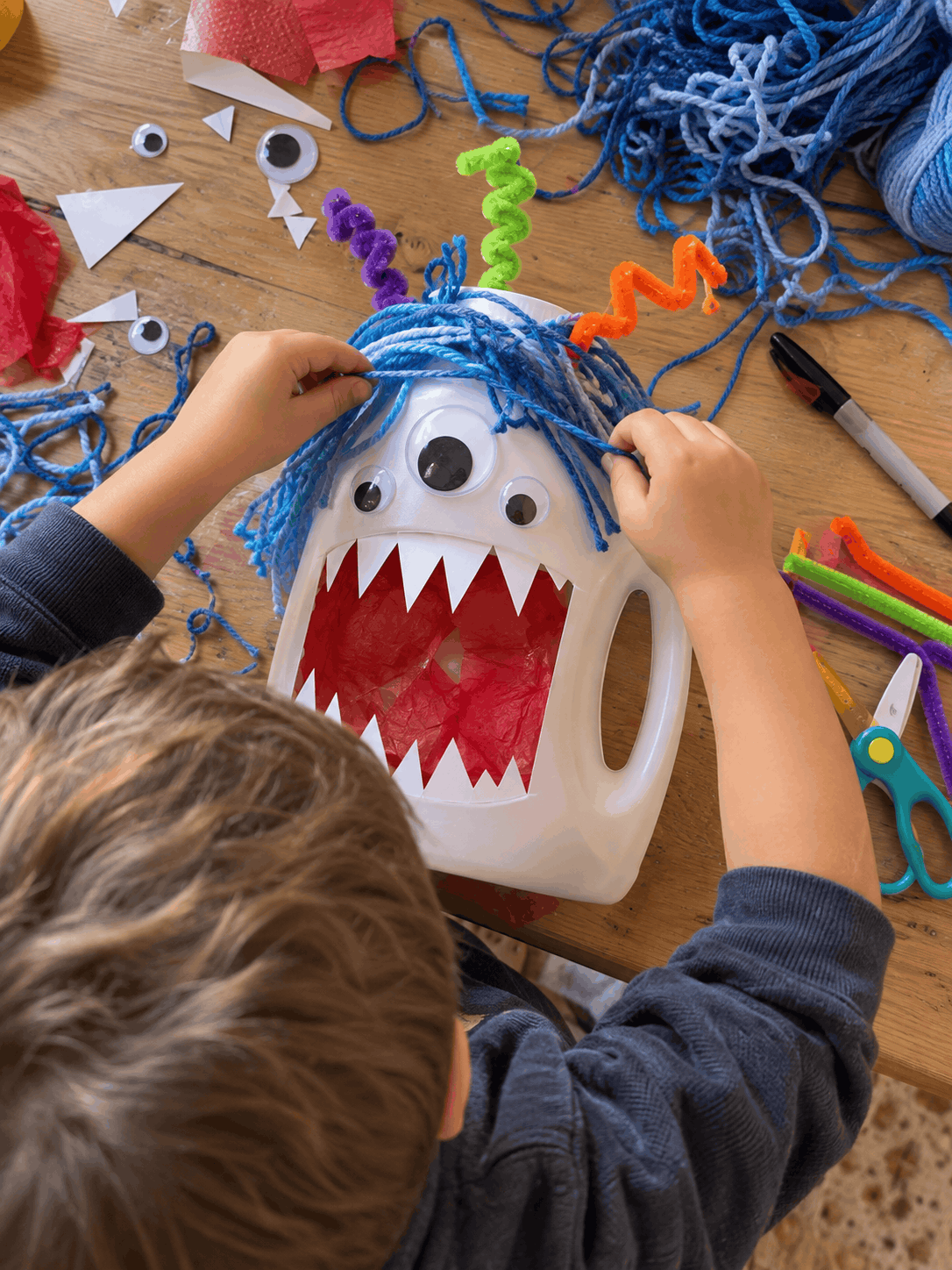 Monster Laterne aus Waschmittelflasche5 Leuchtturm leuchtturm-laterne-basteln.jpg Kind beklebt eine Papprolle mit roten und weißen Streifen als Leuchtturm Laterne Leuchtturm Laterne basteln 6 Kleister kleisterlaterne-luftballon-basteln.jpg Kinderhände kleben Transparentpapier mit Kleister auf einen Luftballon für eine Kleisterlaterne Kleisterlaterne mit Luftballon basteln 7 Lampion Pferd lampion-pferd-st-martin.jpg Kind klebt eine Mähne aus Wolle an einen weißen Lampion, der als Pferd für St. Martin gestaltet ist Lampion als Pferd für St. Martin 8 Igel igel-laterne-kaeseschachtel.jpg Kind hält eine leuchtende Igel Laterne aus einer Käseschachtel mit Stacheln aus Tonpapier Igel Laterne aus Käseschachtel basteln 9 Herbstblätter laterne-herbstblaetter-basteln.jpg Kinderhände legen gepresste Herbstblätter auf Transparentpapier für eine Laterne Laterne mit Herbstblättern basteln 10 Fackel fackel-laterne-basteln-kinder.jpg Kind läuft beim Laternenumzug mit einer gebastelten Fackel mit Flammen aus Transparentpapier Fackel Laterne für den Martinsumzug 11 Schaf schaf-laterne-duschschwamm.jpg Kinderhände kleben Netzstreifen aus einem Duschschwamm als Fell auf eine Schaf Laterne Schaf Laterne mit Duschschwamm 12 Butterbrottüte laterne-kleinkind-butterbrottuete.jpg Kleinkind stempelt mit einer Kartoffel gelbe Sterne auf eine Butterbrottüte für eine einfache Laterne Laterne basteln mit Kleinkind Monster Laterne aus Waschmittelflasche